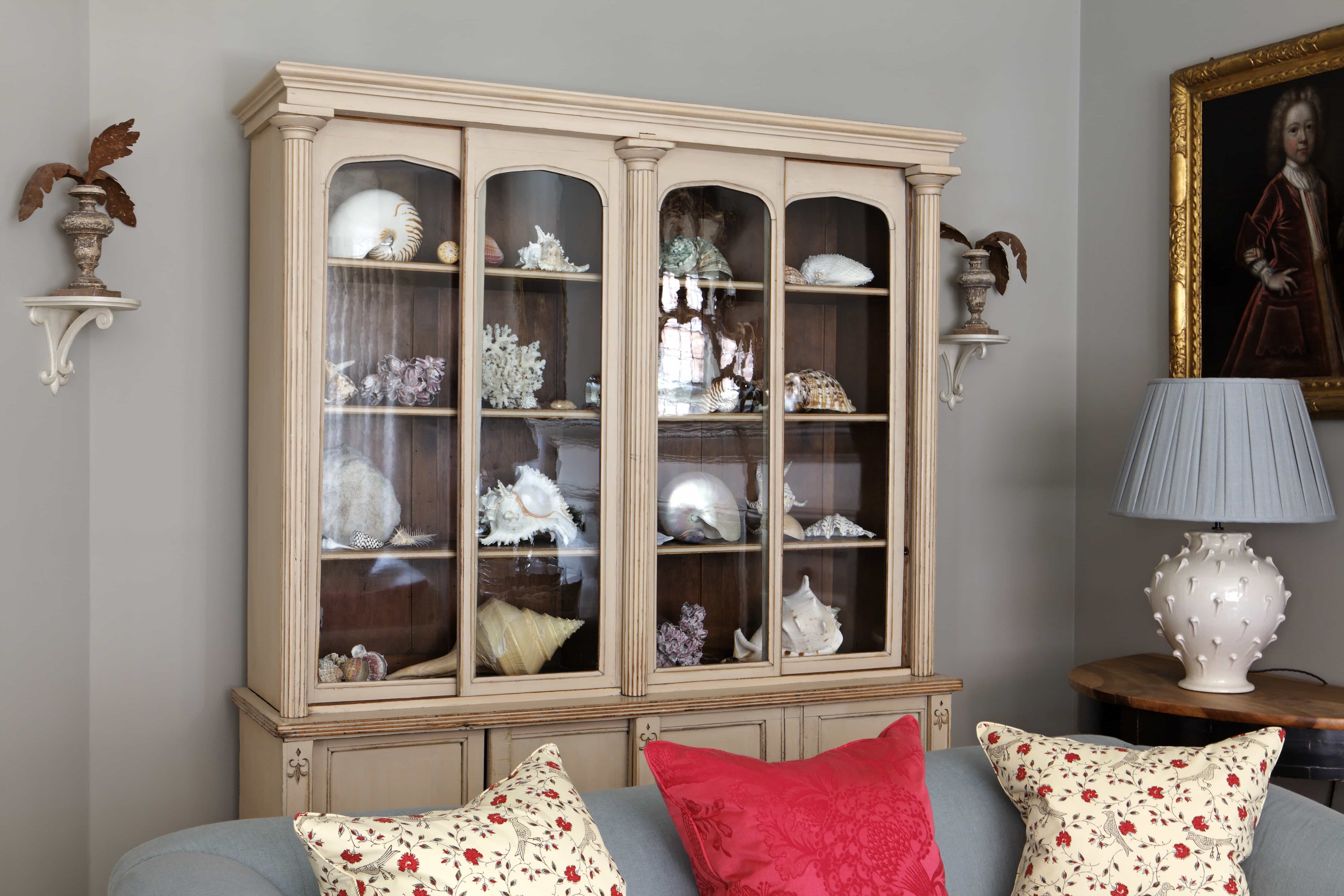 Drawing room commode wall detail